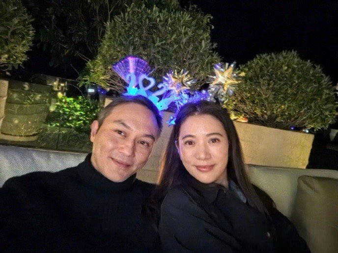 张智霖这老妖精，平时自拍老的不行，参加活动时化妆一下子年轻20岁​​​