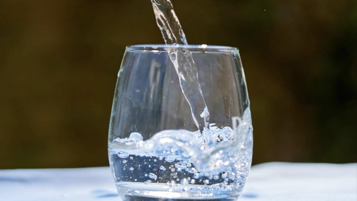 晨起第一杯水，90%的人都喝错了！难怪越喝越伤身清晨醒来，一杯温水下肚，是