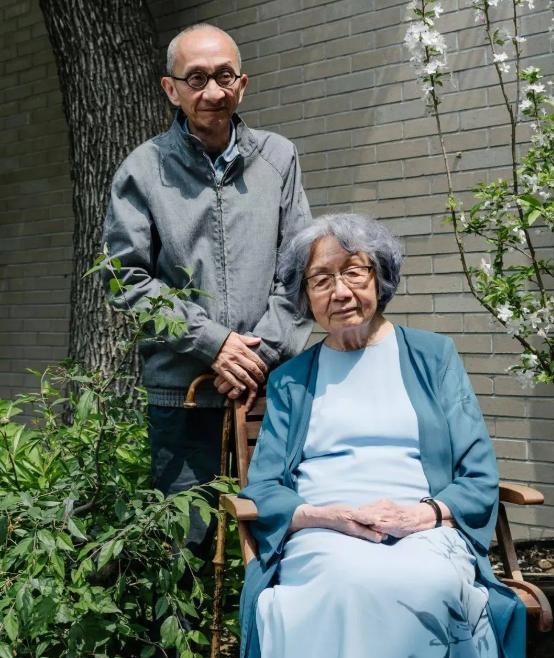 2024年11月叶嘉莹去世，享年100岁，这位忍受了长达57年家暴的老人，却在9