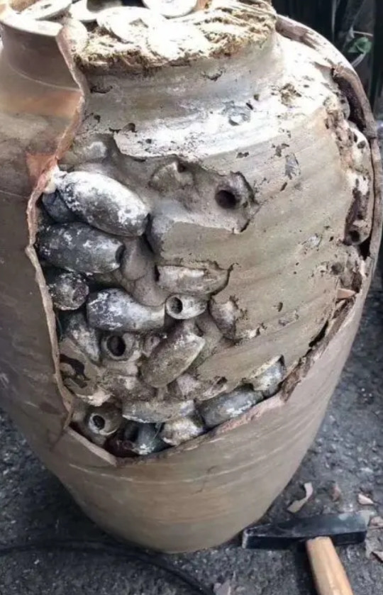 老家房子翻新发现的，这值钱吗？