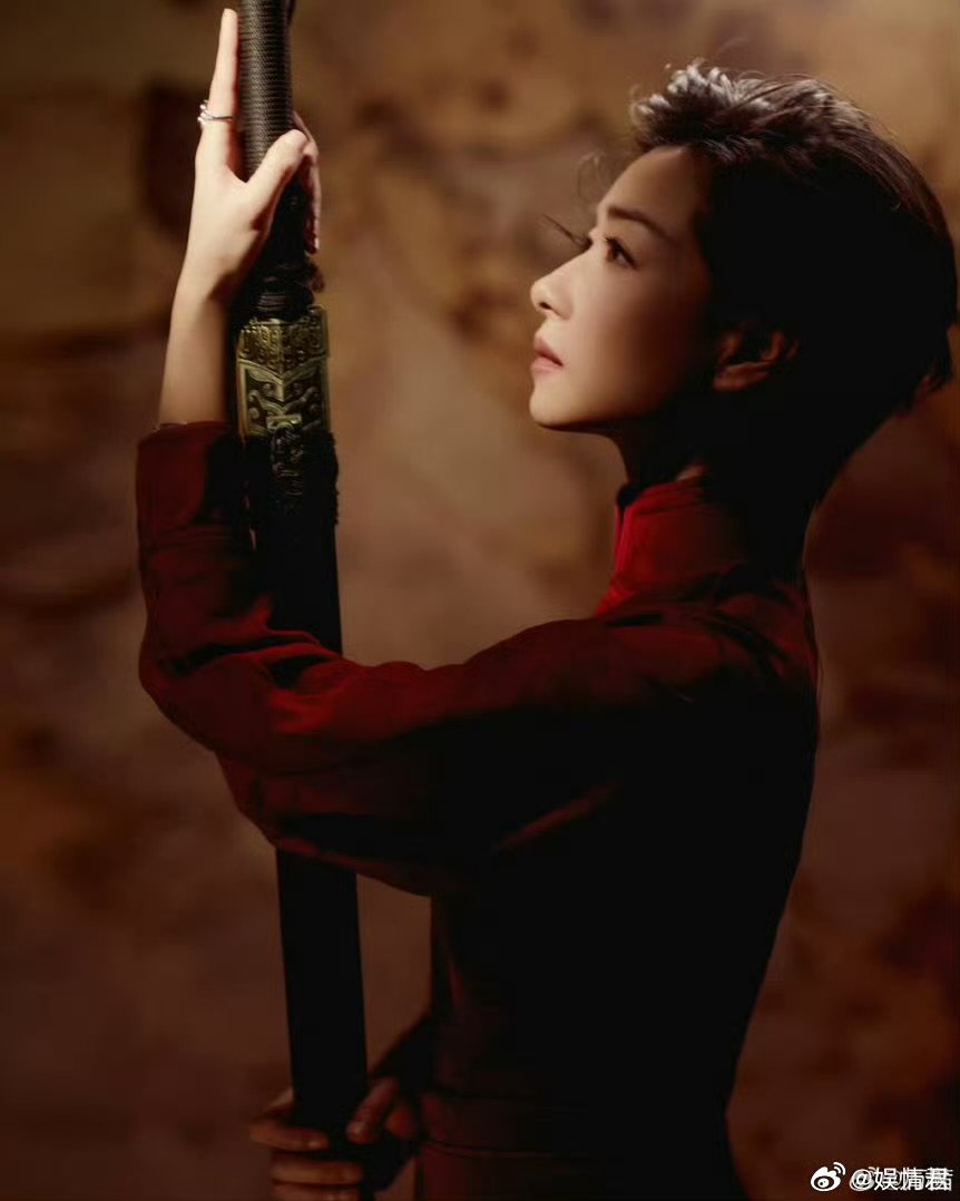 万茜持剑完全女侠级别又美又飒天花板！万茜持剑造型，把侠女气质演到极致。