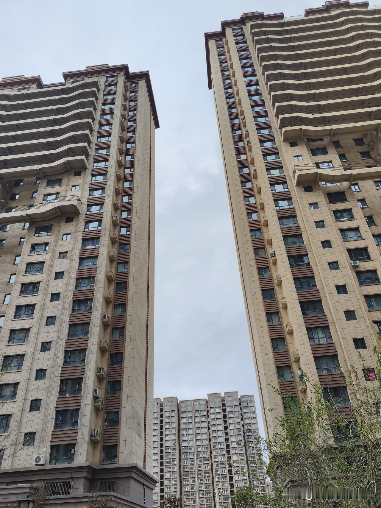 我是乌鲁木齐人，73年属牛的，今年53岁。昨天晚上，我下班回家的时候，在电梯