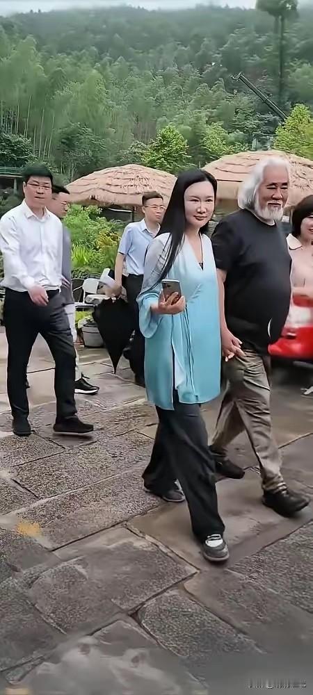 44岁的杜星霖，打算生第五胎。她的丈夫张纪中，今年75岁。五年时间，她的肚子