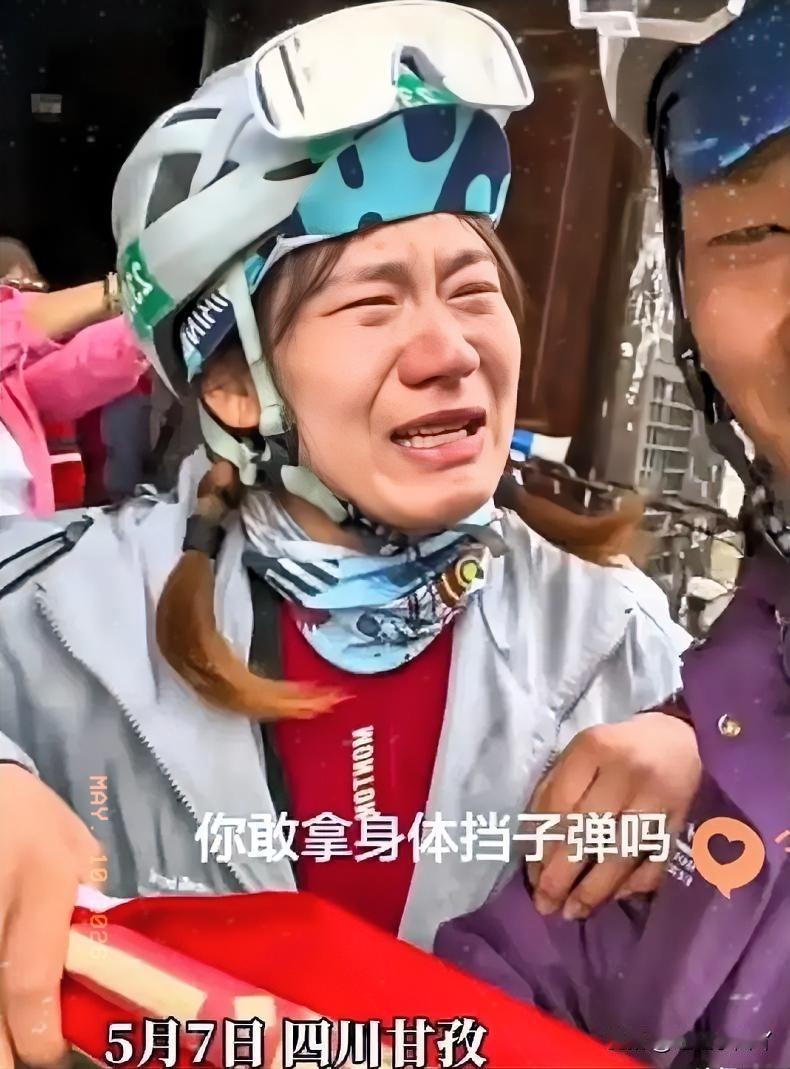 5月7日，在四川甘孜泸定桥上，一个女游客突然崩溃大哭。她死死抓着桥边，转头问