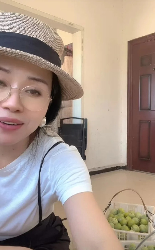 海丹姐:汪小菲处理不好两家的事，应该放权！刚刚，海丹姐直播时说:“说句实在话
