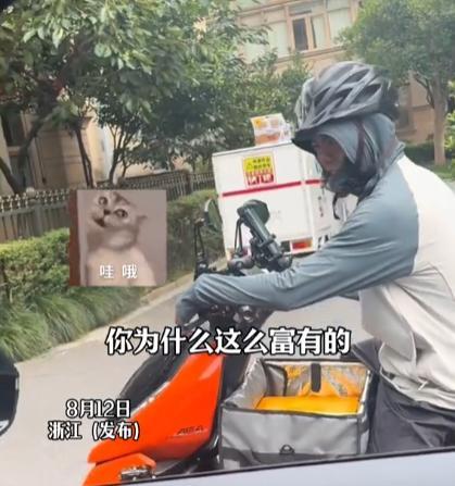 “真是高手在民间！”浙江，司机街头等红灯，看到一旁外卖小哥的装备，实在忍不住主动
