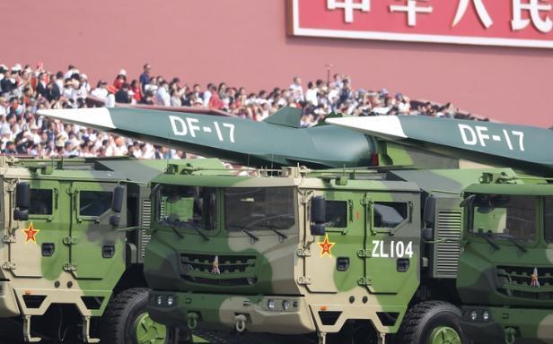 日本现在，除了东京电视台，所有电视台都在报道，中国在日本近海布置了100多艘各式