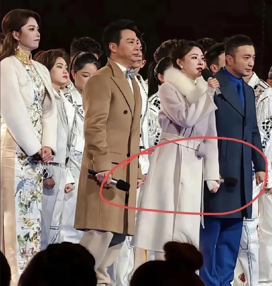 建议央视女主持人把头发盘起来的，可能不知道北京直播间冷得像冰窖。你妈怀念倪萍的