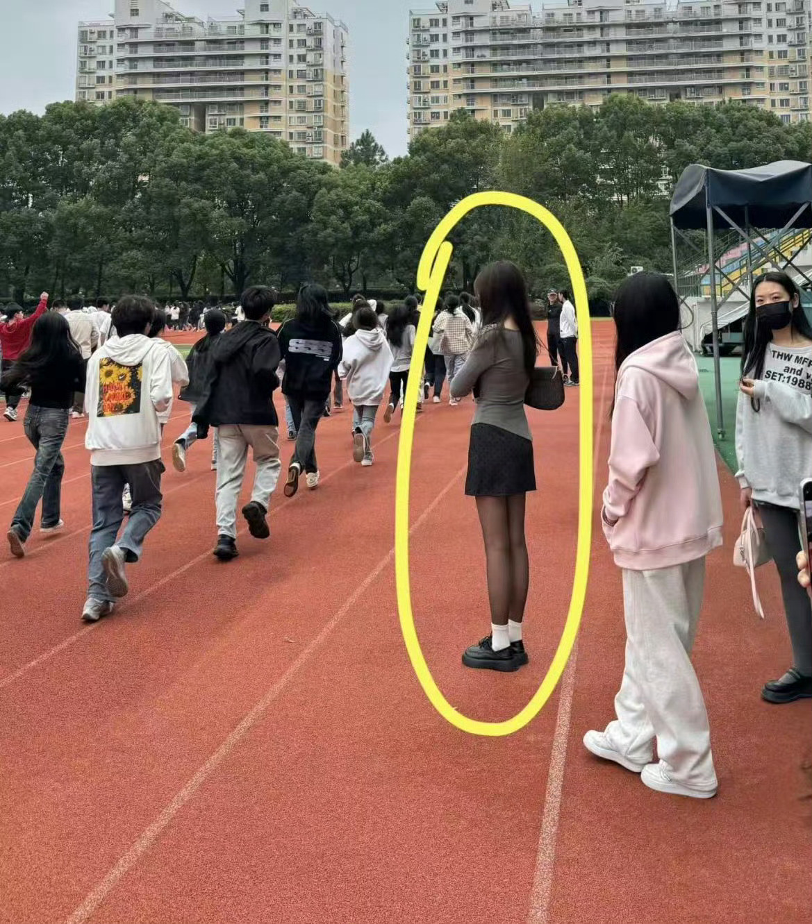 操场看到的，为什么给人一种土土的感觉