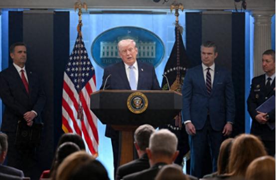 特朗普逼美军官二选一，要么坐牢，要么当战犯，美国那些军官现在都快疯了，他们现在就