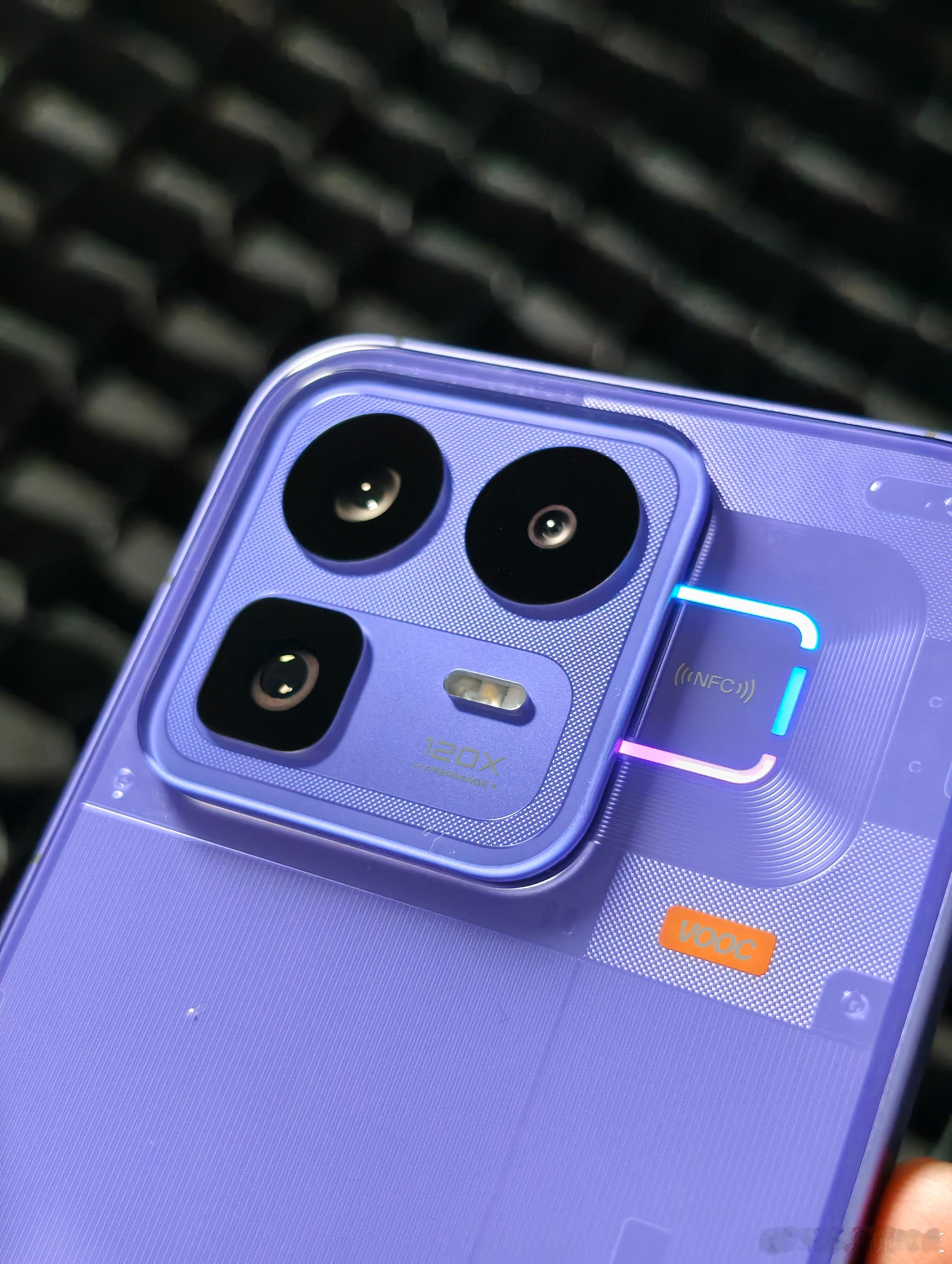 这代Neo8的外观设计是真的有想法，在一众中端旗舰里面，这个科幻+未来的设计感