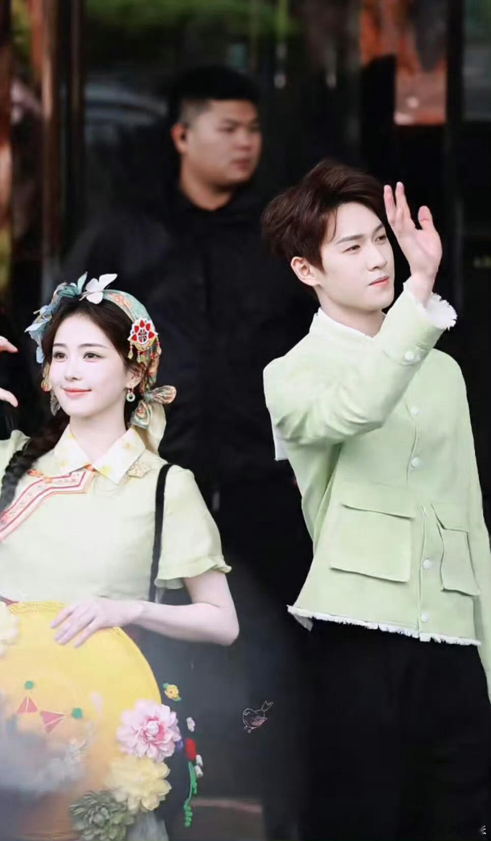 白鹿李昀锐同组不说，还穿了同色系衣服，那抹清爽绿是李昀锐的应援色，配他俩再合适不