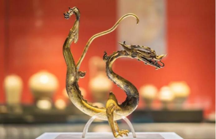 1975年，西安一老农挖地基，挖到一条大蛇，他惊恐万分，下意识就要将其劈成两半，