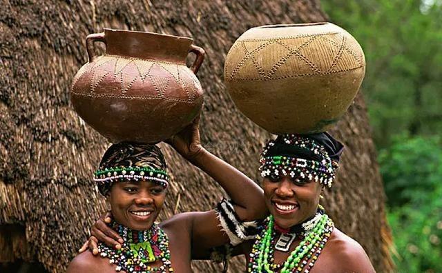 非洲有一个特别奇葩的部落，在这里未婚女子不能穿上衣，只穿短裙，这里的男人，居然需