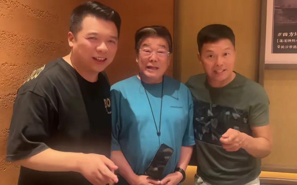 湖南两大笑星重聚!72岁奇志头发花白，67岁周卫星仍健硕，娶小30岁洋老婆常出国
