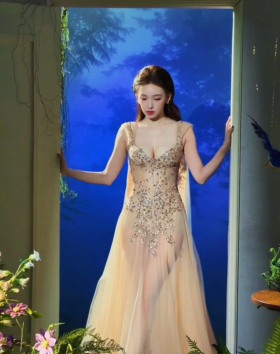 最近特别流行个词，说谁身材好就是曼妙。程潇这身材，当得起这个赞誉。后台自拍时披着