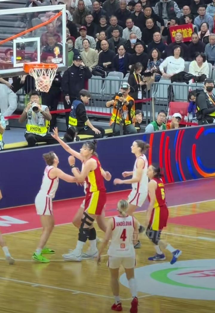 王思雨这球真的封神了！对阵捷克女篮的关键时刻，对手三分投到疯，比分只差3分，再