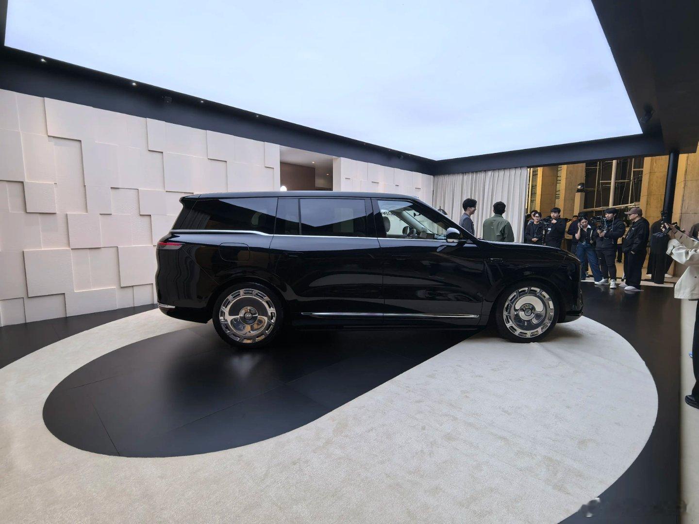 本着有便宜不占就是亏了原则，同价位当然是买大车了…大车开起来不灵活，转弯半径大，