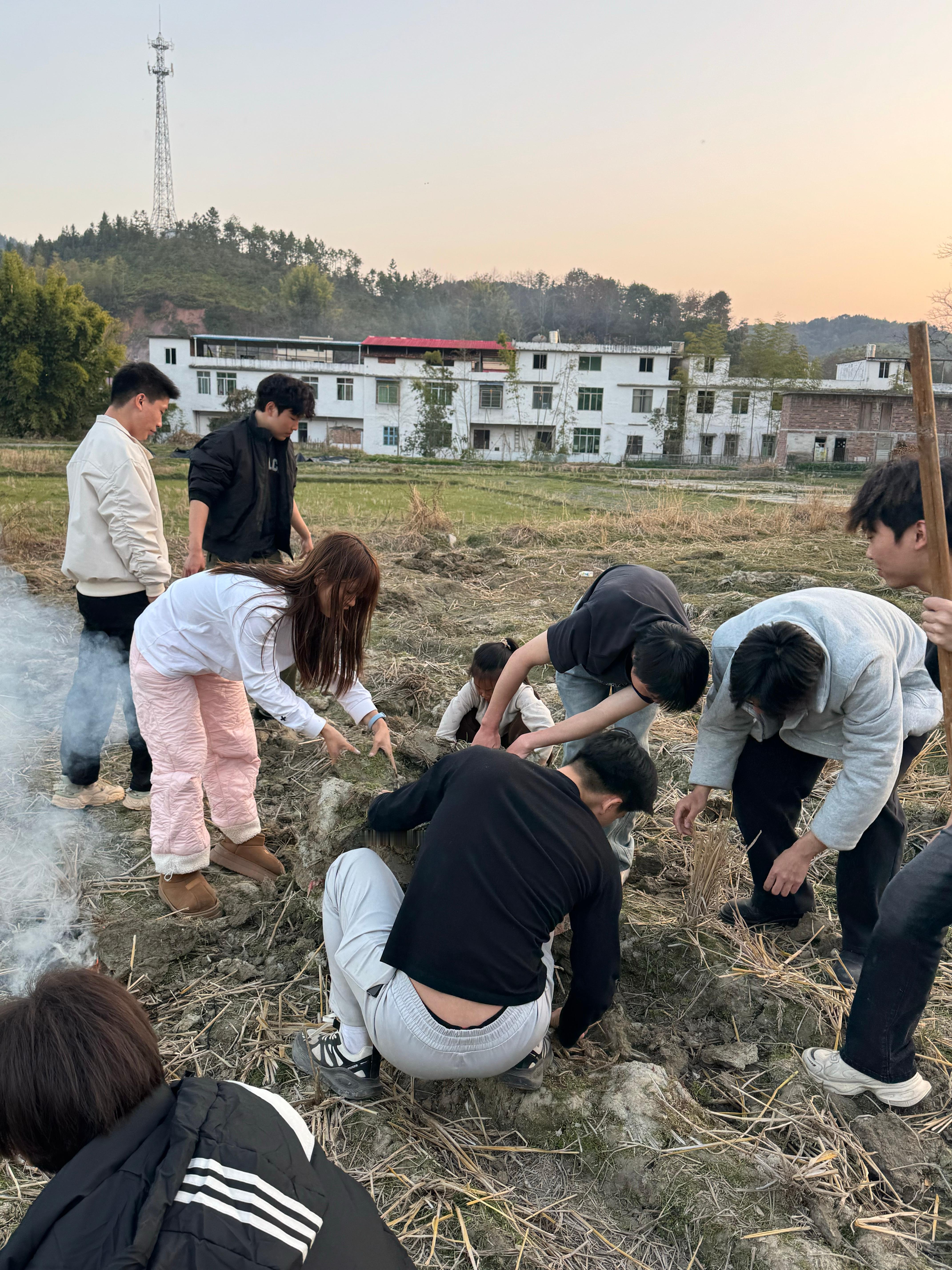 哈哈哈，跟小伙伴们堆好了窑，准备下午窑鸡