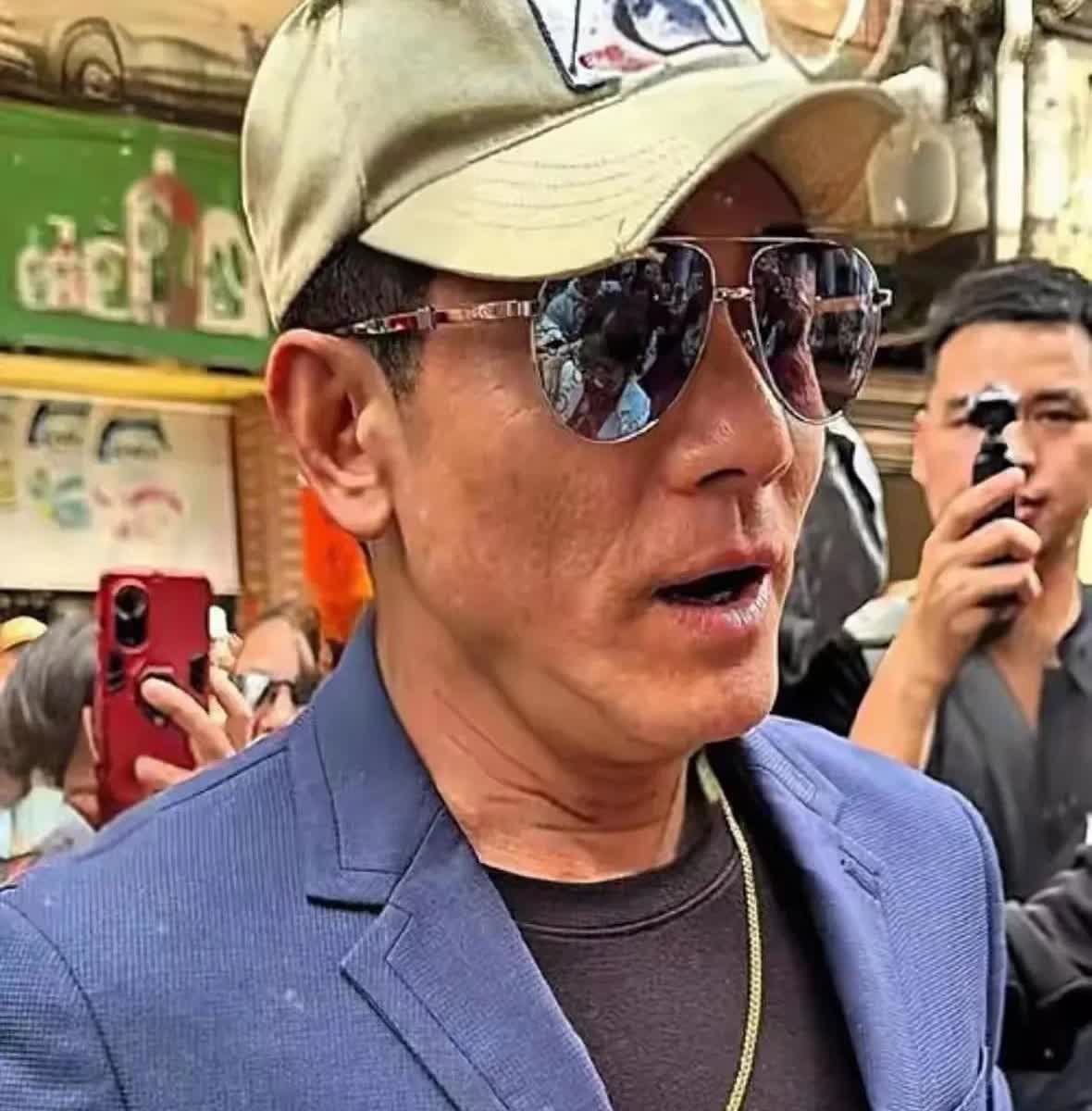 嘿嘿，有网友表示，见到郭富城本人那刻，脑子里的“亚洲舞王”MV突然卡壳了——以前