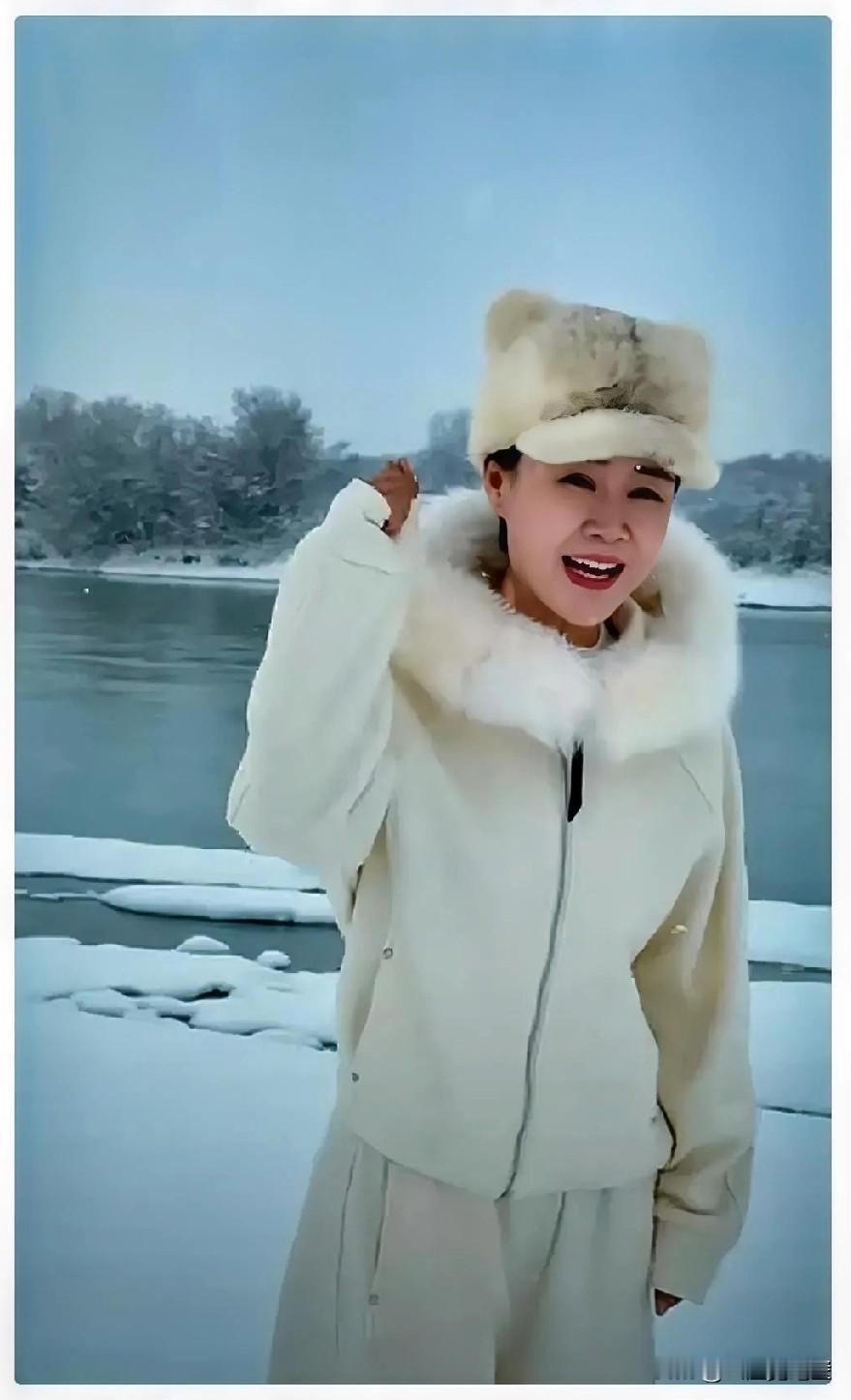 贺娇龙一年出差300天，也就是说，她一年的时间，几乎都没有在家过。她都几乎没有