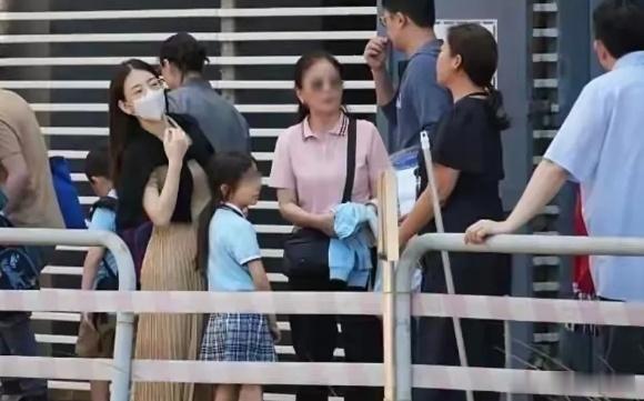 方媛挺着孕肚依然健步如飞，对两个女儿更是凡事亲力亲为。孩子上学放学都要亲自接送，