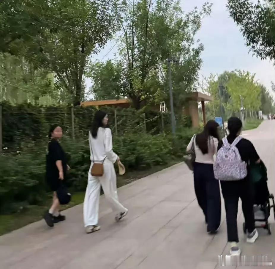 何穗又带着儿子小win在北京逛公园了，而这次与母子俩一同出门的还有何穗闺蜜以及两