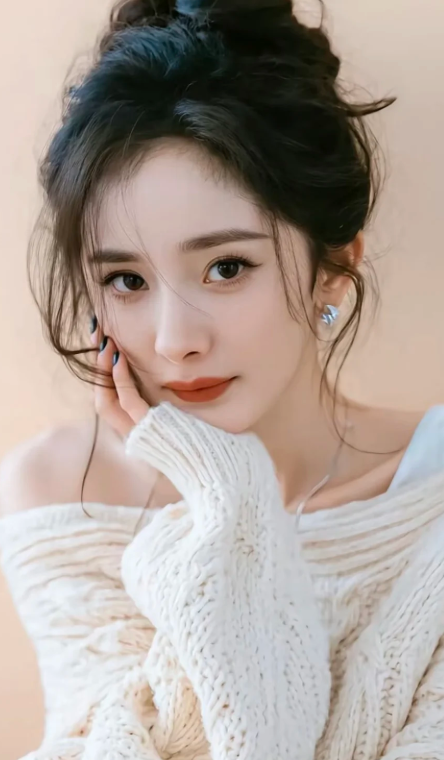 杨幂一出场红毯直接变T台这身银光闪闪的礼服，上半身是深V设计，亮片像星河一样铺