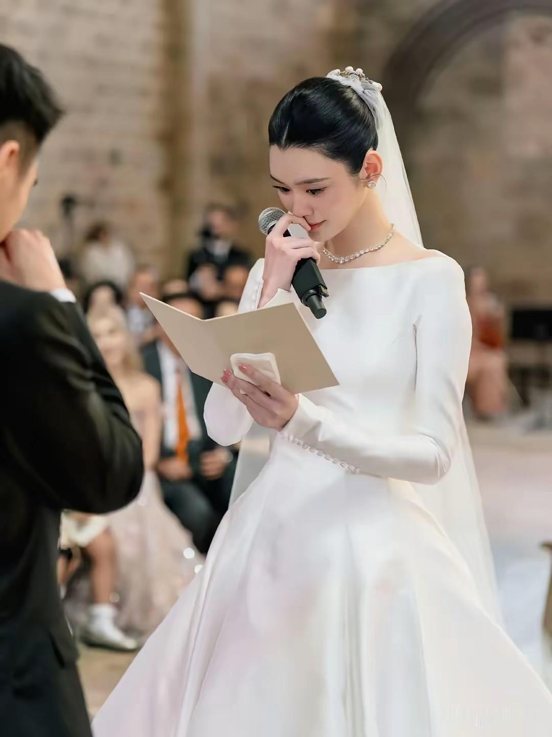 奚梦瑶婚纱礼服简单又高级，不愧是时尚模特超模，女人一辈子能有一个人很爱很爱她才是