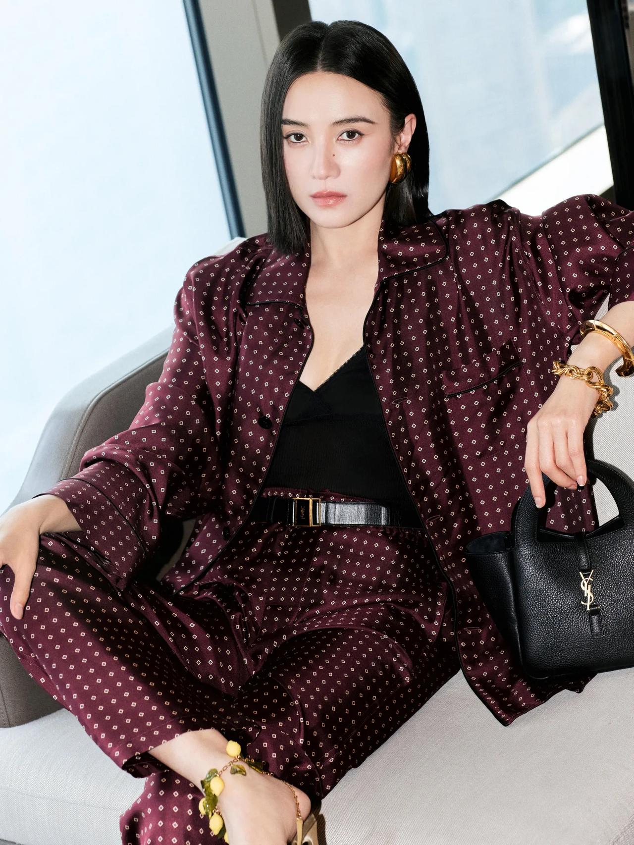 宋佳这组造型真的把“又美又飒”刻进DNA里了！酒红色波点缎面套装自带复古贵