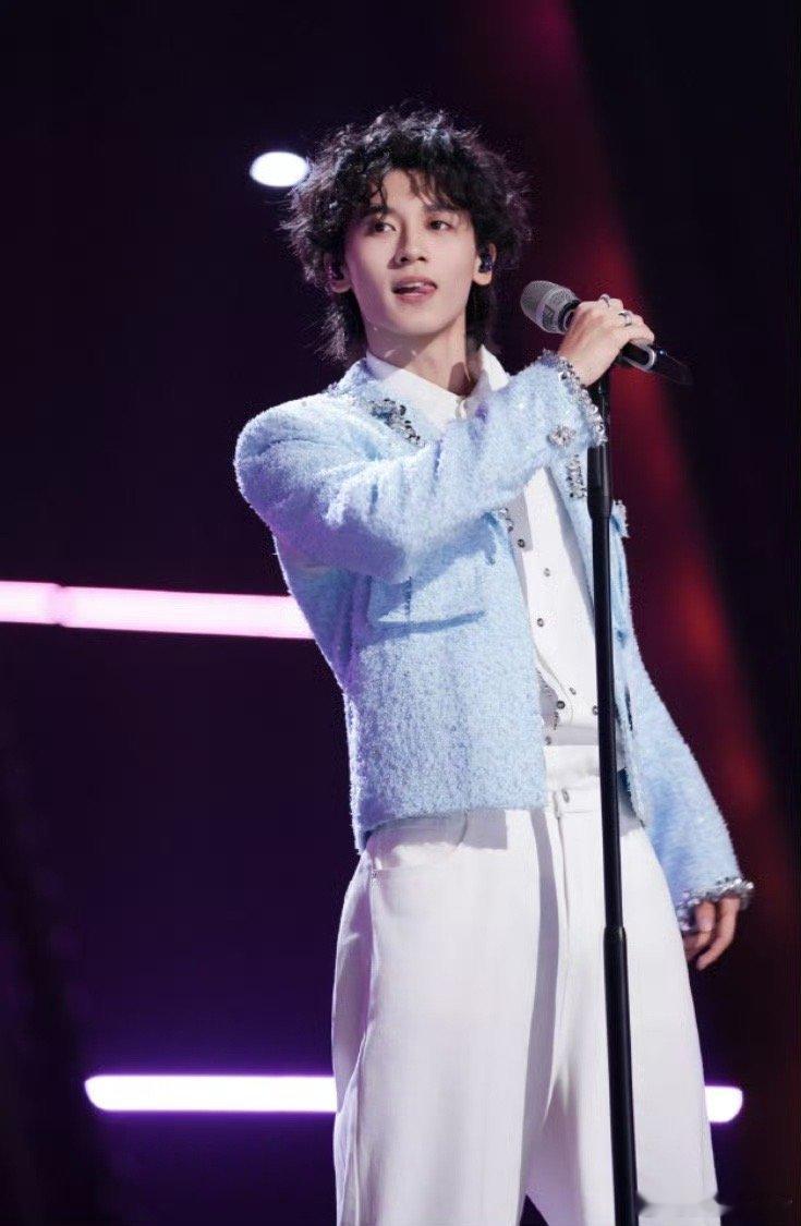 张卓尔说马韬帅成谢霆锋了张卓尔你是懂夸人的！直接锐评马韬帅成谢霆锋，这波颜值认证