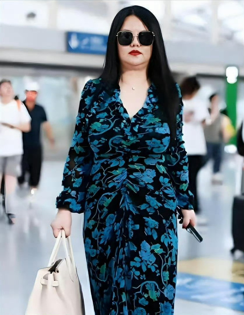 网友小区内偶遇李湘王诗龄，李湘似乎想通了瘦了不少，整个人都变得年轻了