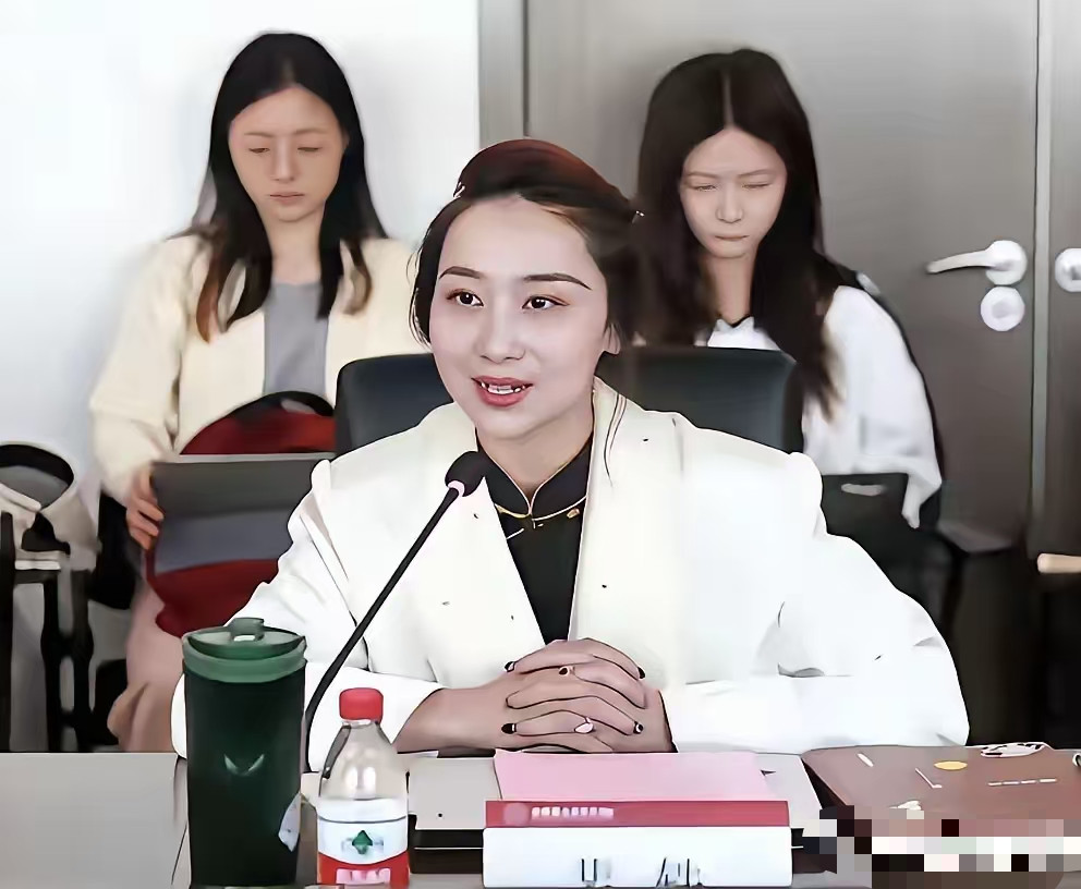 北理工法学女教授裴某，被学生一条“超级好的裴老师”朋友圈坑惨了。学生本想炫耀被偏爱，晒出私聊截图，结