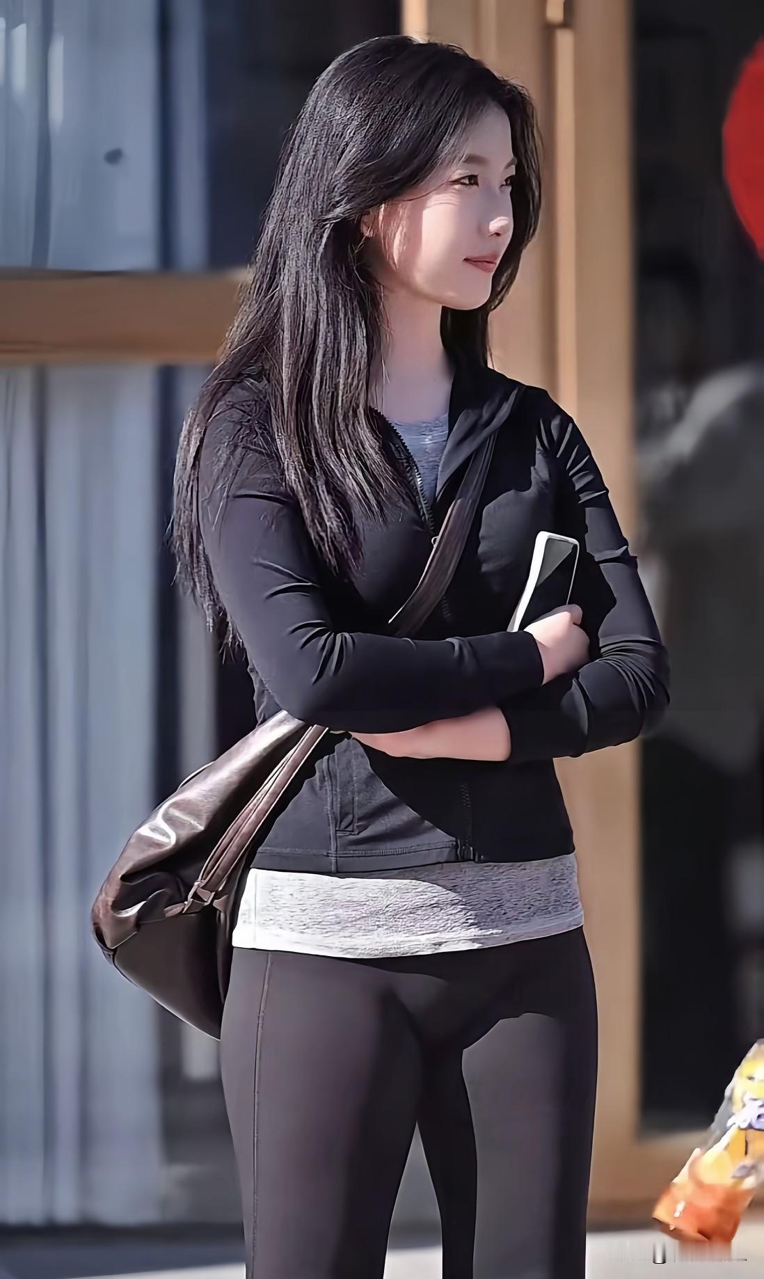 都市女孩的时尚穿搭，黑色夹克搭配紧身裤，自信满满！💃🏻👗👠记录生活，随手