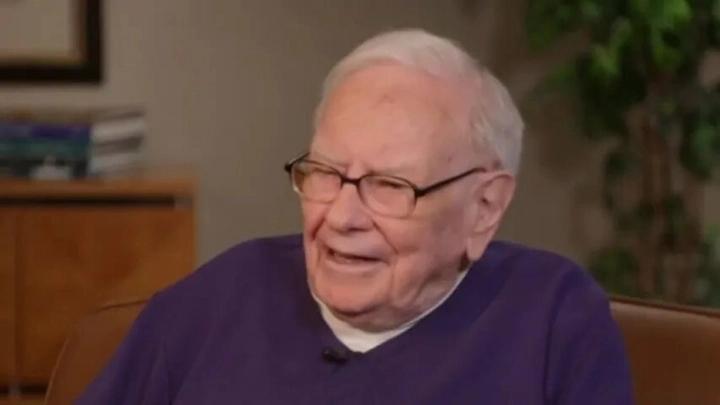 人性死穴！巴菲特揭秘：爱泼斯坦只抓权贵这两个软肋。95岁巴菲特受访时直言