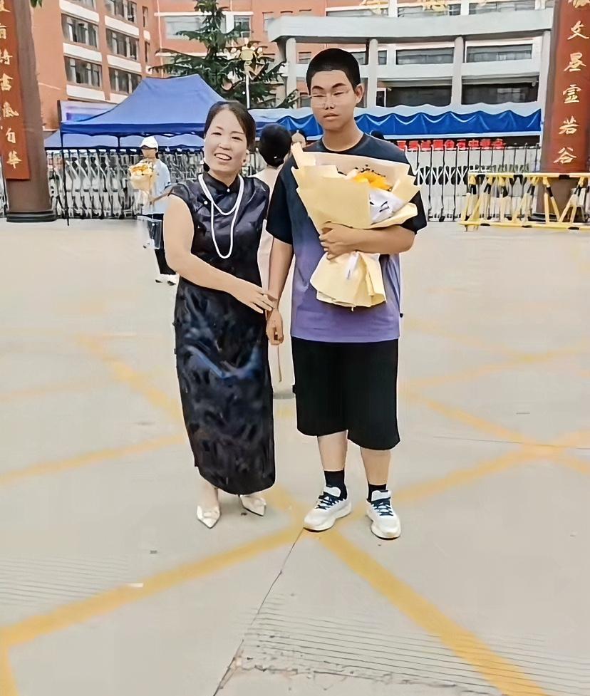 攒了一辈子洋相，今天出一次，儿子结婚再憋个大的。