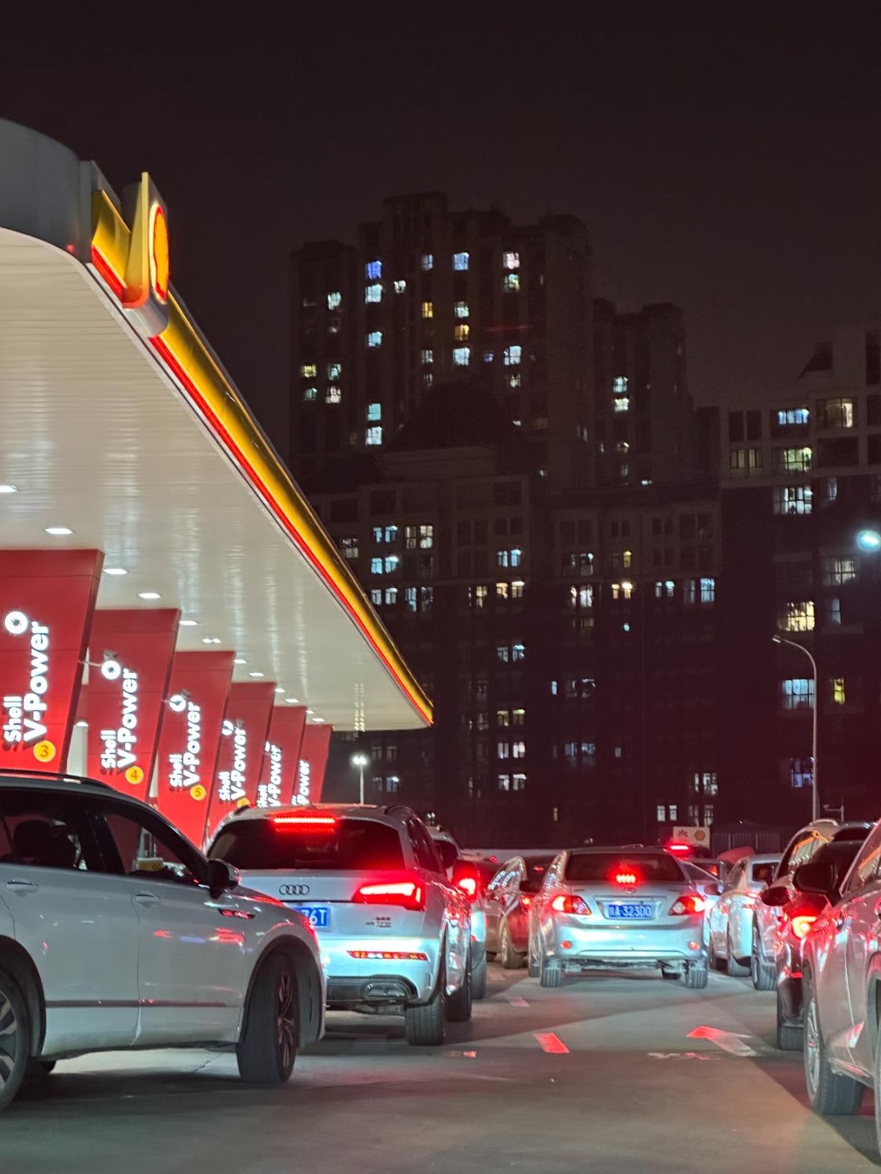 大家快去加油！今天路过加油站全是长队，我还以为油价又要暴涨，一查才知道92号