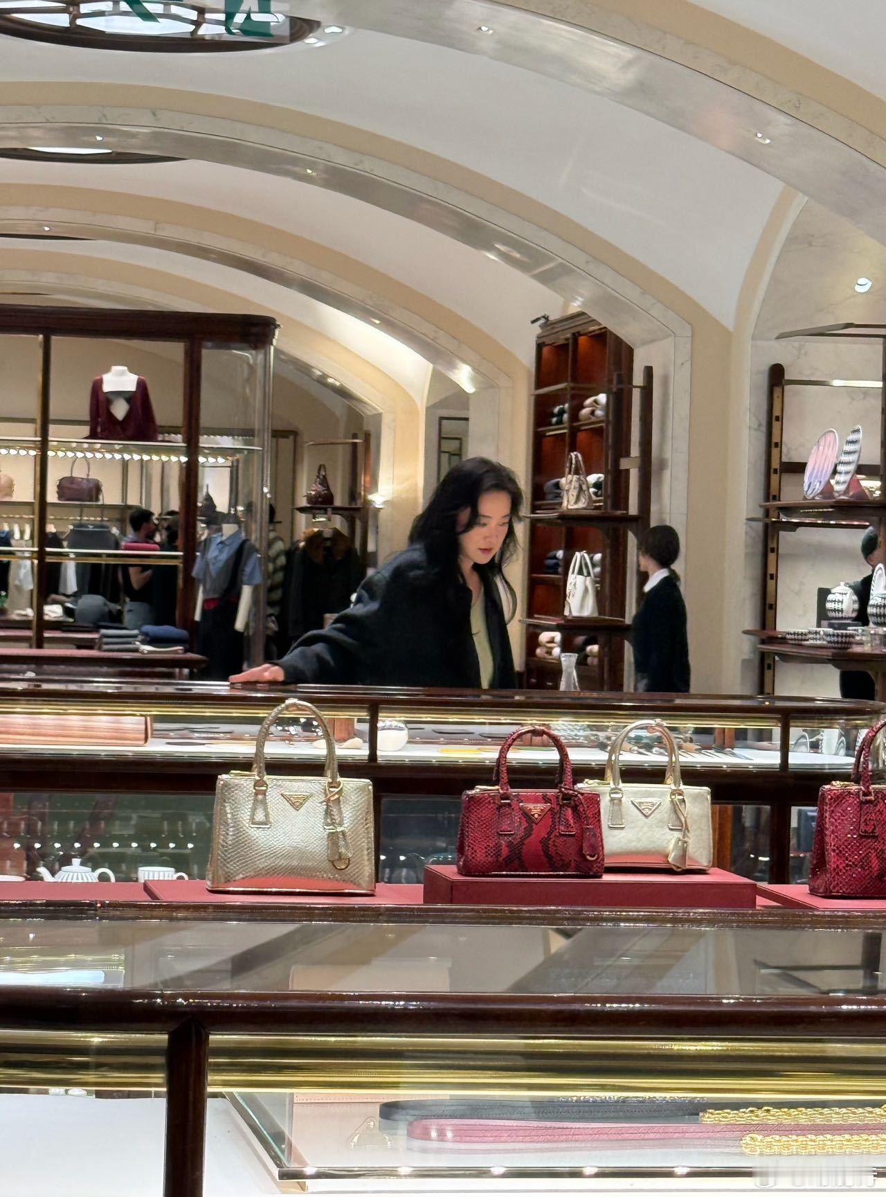 贾玲晒米兰时装秀照片贾玲在Prada米兰时装周的新look太可了！大气中透着贵