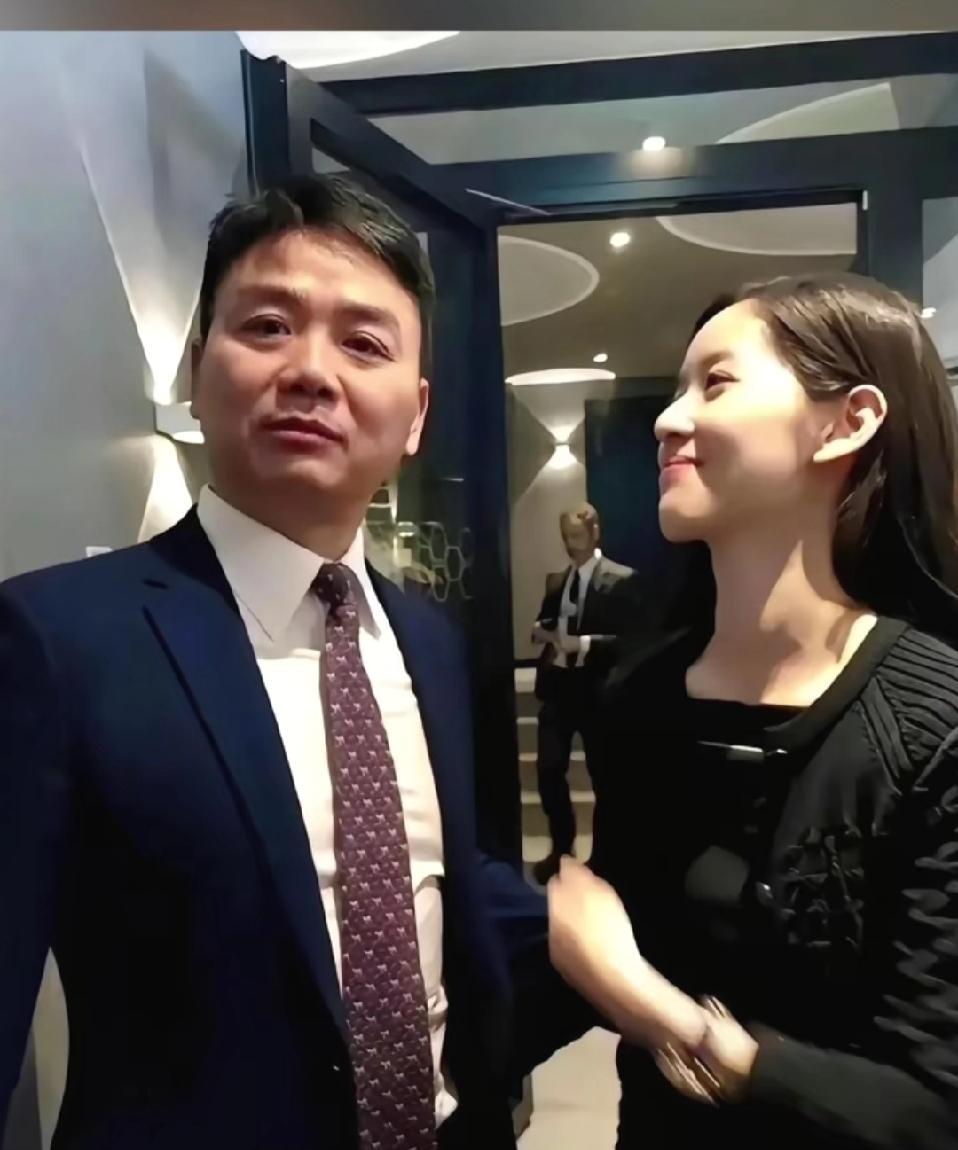 能成为夫妻，怎么可能没爱过呢？就像章泽天与刘强东，最初走到一起时，章泽天看向刘强