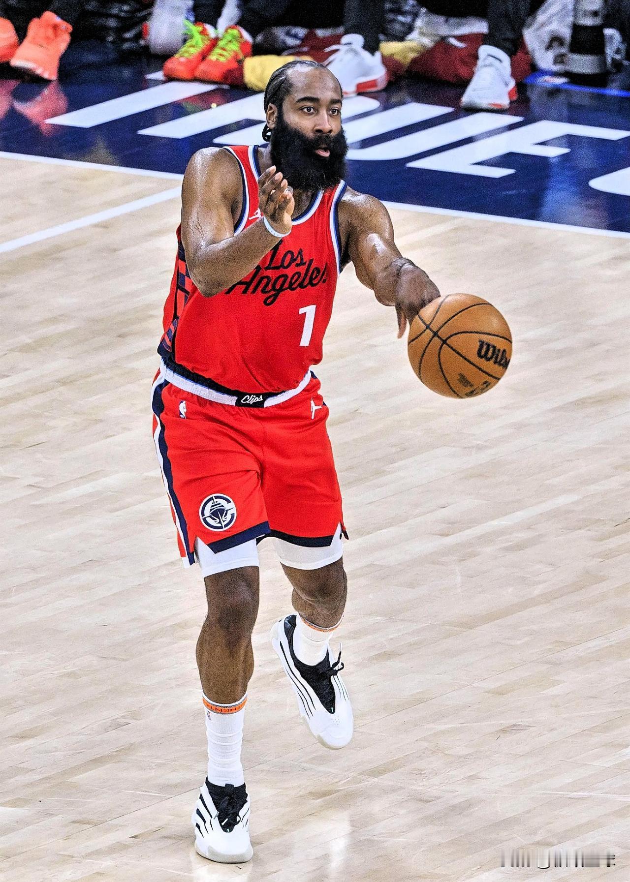 奇才名宿沃尔所言极是啊！快船看似阵容豪华，但只有哈登健康。沃尔近日在一档节