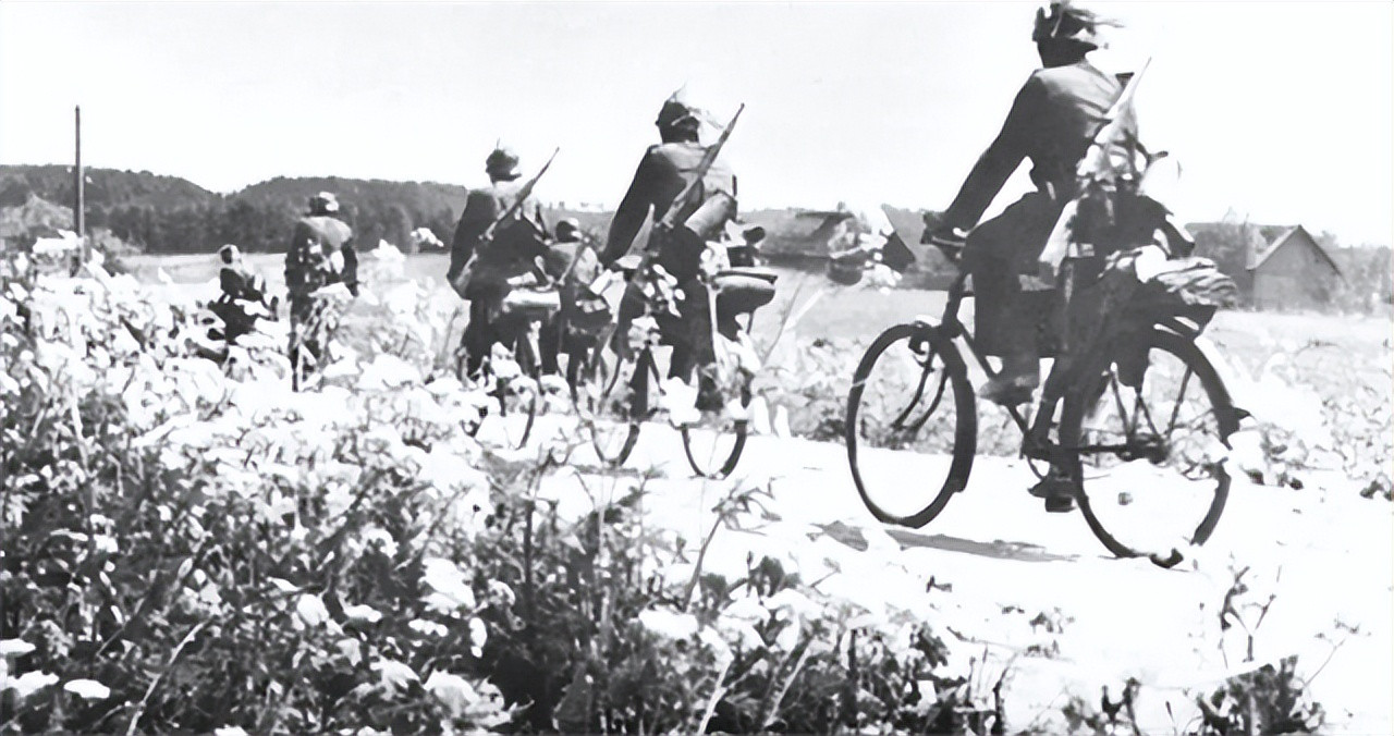 1943年，只听“啪嗒”一声，一个侦察员的枪掉在了大街上，他不慌不忙地捡了起来。