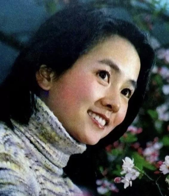 你敢信？这张八一厂老照片里的姑娘，粉丝信能塞满一整辆军卡！不是田华的端庄范儿