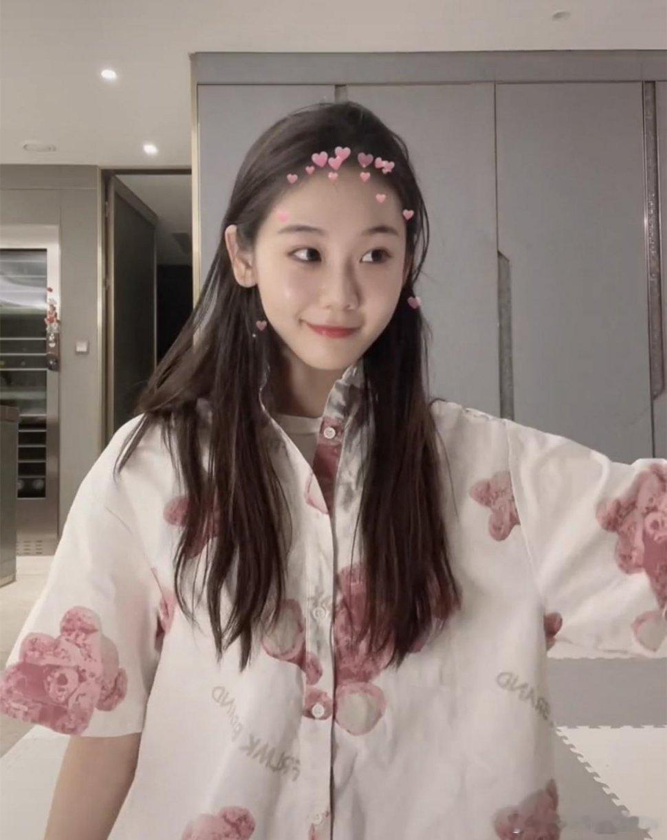 郑恺小姨子，出生于1999年，毕业于中央戏剧学院，看起来舞蹈天赋确实不错感觉比郑