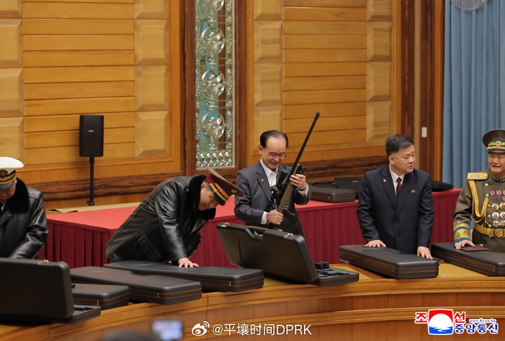 敬爱的金正恩同志会见主要领导干部并赠予礼物朝中社平壤２月２８日电　金正恩同志２月