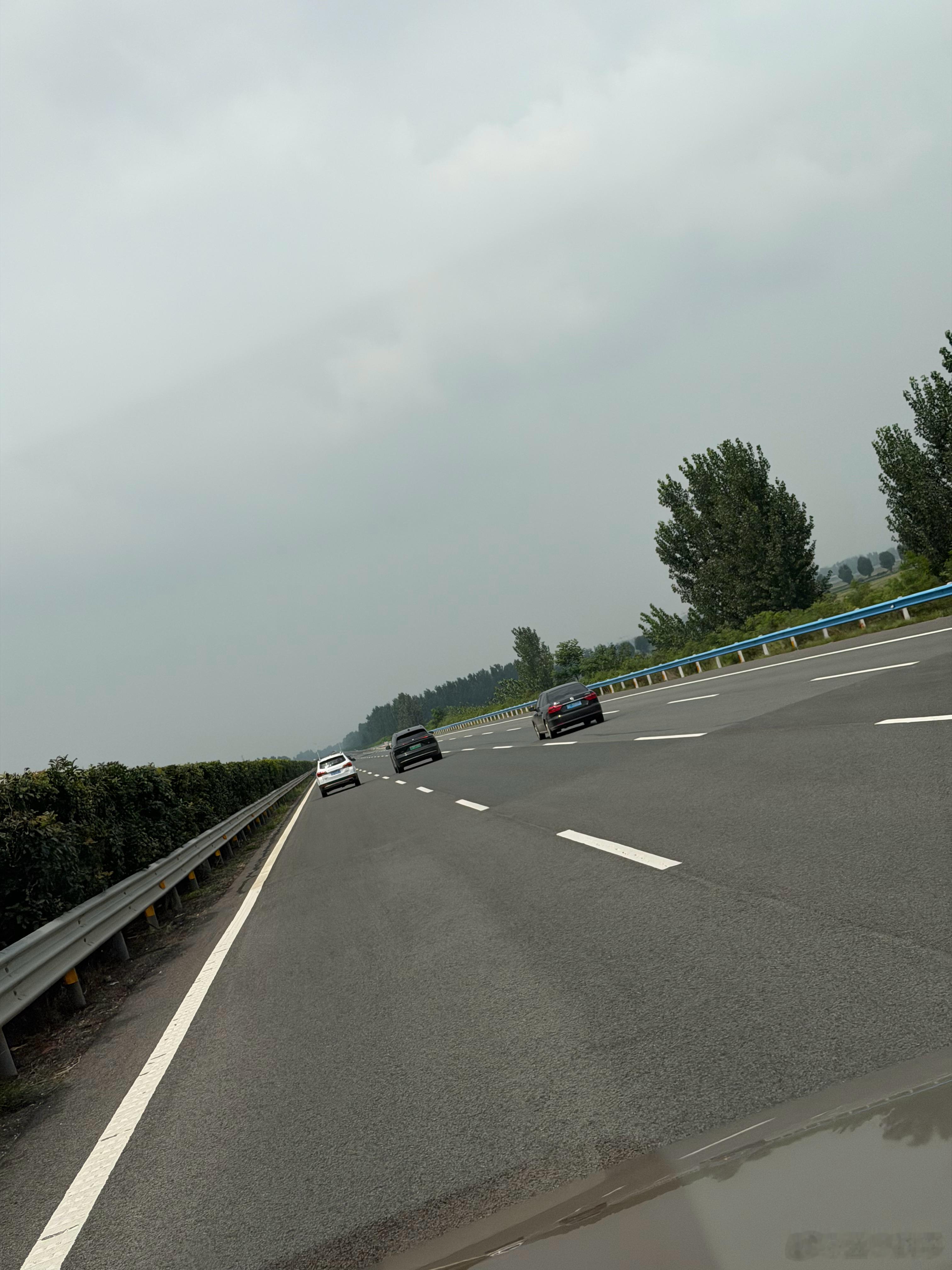 给高速公路提个建议，像这种4车道及以上的高速路，建议将最左侧快速车道单...