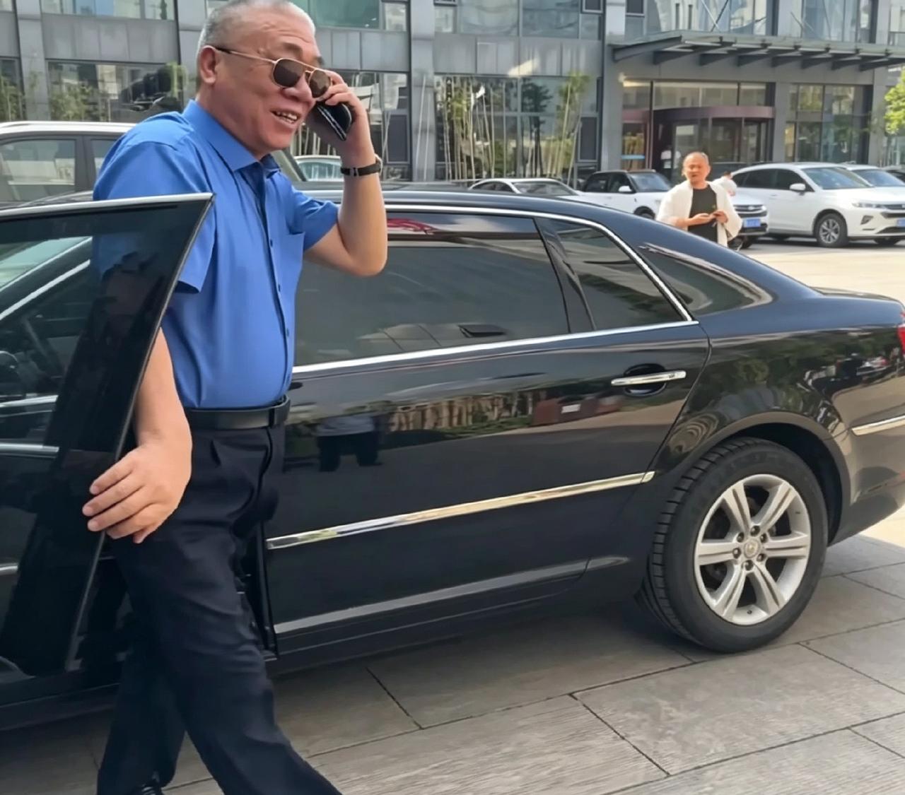 崔培军出门自己开车，下车自己拎包。办公室那把椅子坐了20年，皮都磨秃了，他说能坐
