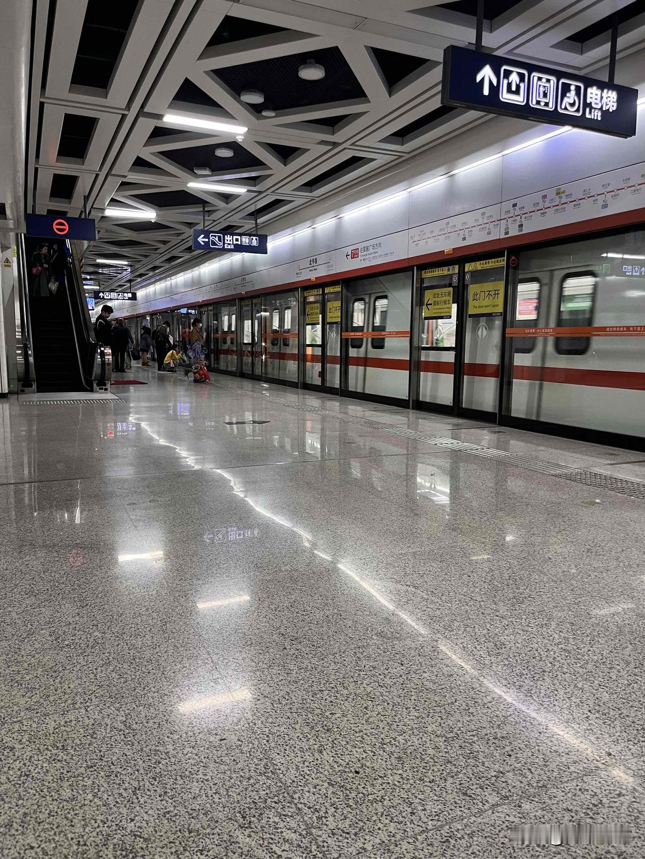 在地铁站等车的这几分钟，突然就觉得心力交瘁。明明站台上人不算多，可看着来来往往的