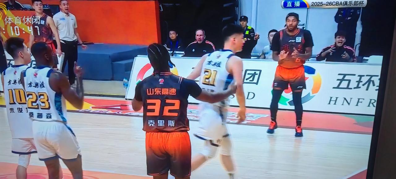 年长一岁的克里斯还是没有变啊和浙江比赛第一节，克里斯和帕塞尔的一个配合。克里斯