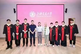 孙颖莎王曼昱毕业照莎莎曼昱从上交大毕业啦！毕业快乐！