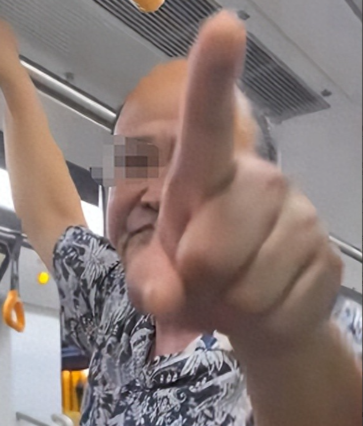 逼孕妇让座老人社会性死亡，被拒后辱骂全车，嘴脸嚣张，官方介入